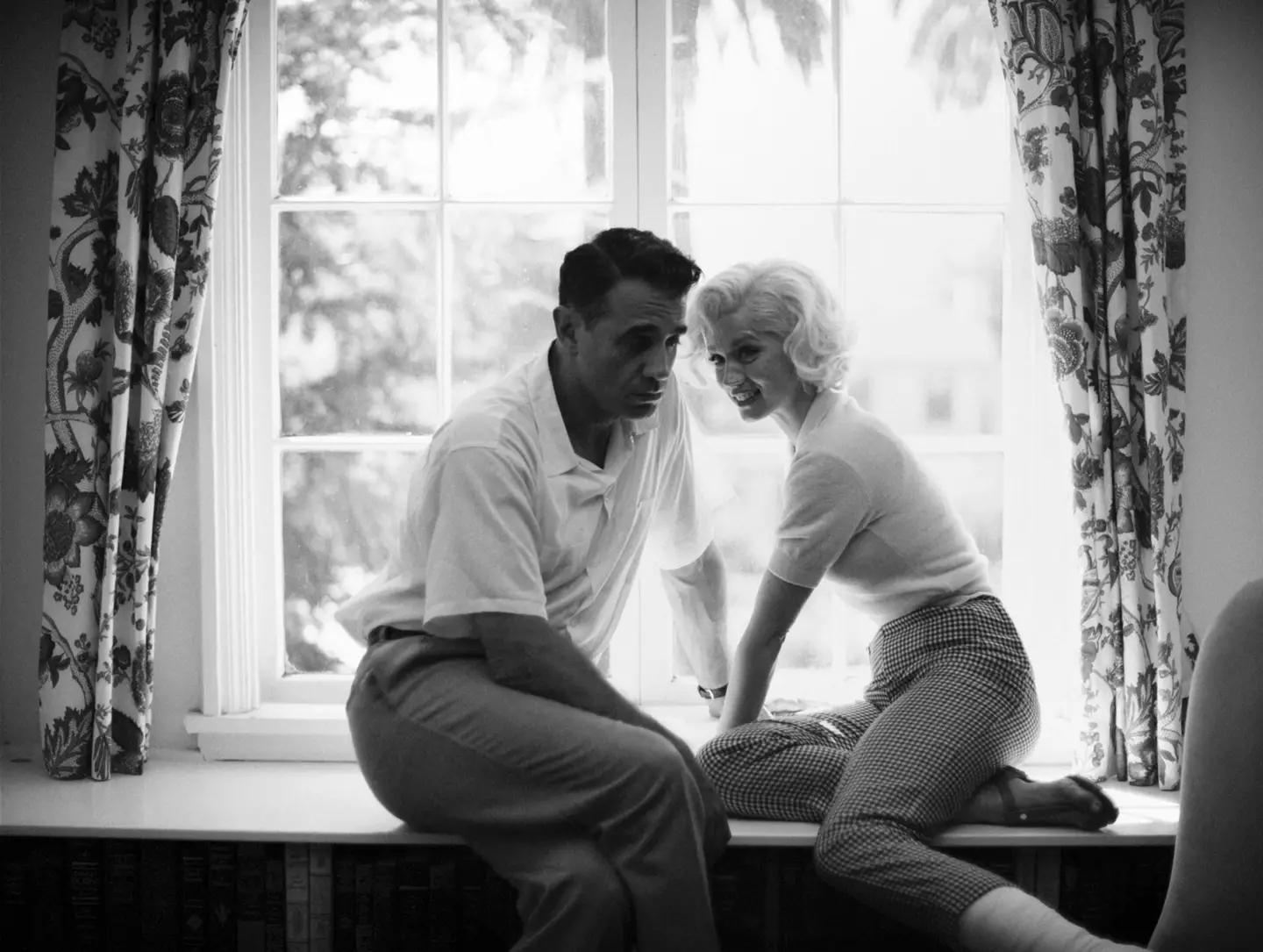 Ana de Armas as Marilyn Monroe alongside Bobby Cannavale as Joe DiMaggion in Blonde.