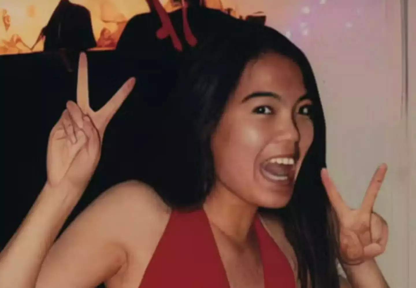 This photograph of Jennifer sparked suspicion among viewers. (Netflix)