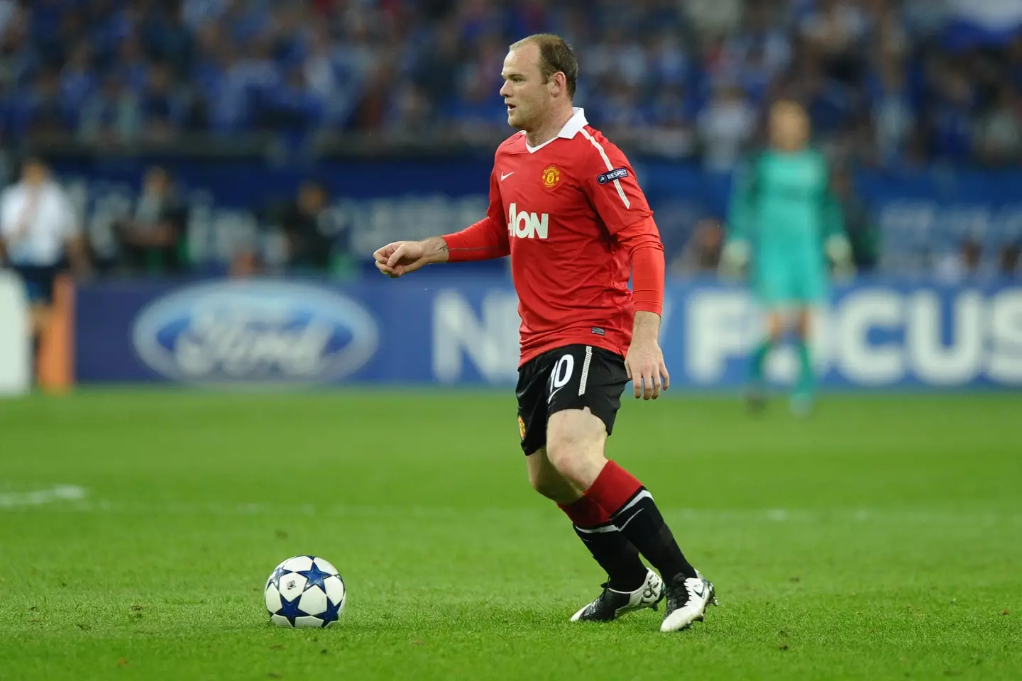 Manchester's Wayne Rooney dribbles the ball in the UEFA Champions League semi-finals first leg FC Schalke 04 vs. Manchester United Photo: Revierfoto / Alamy