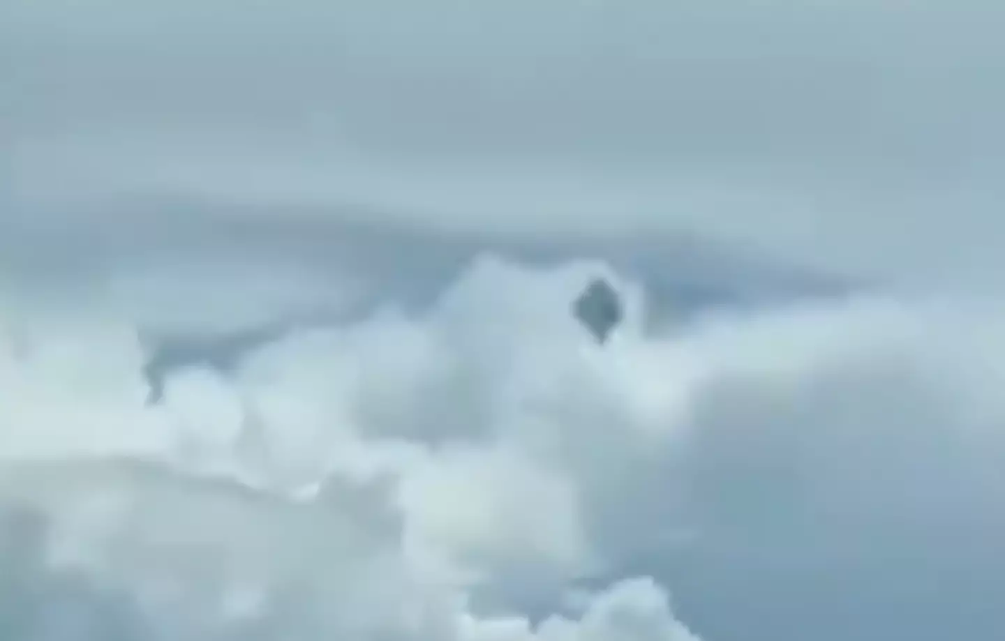 The object was seen by both the pilot and the co-pilot.