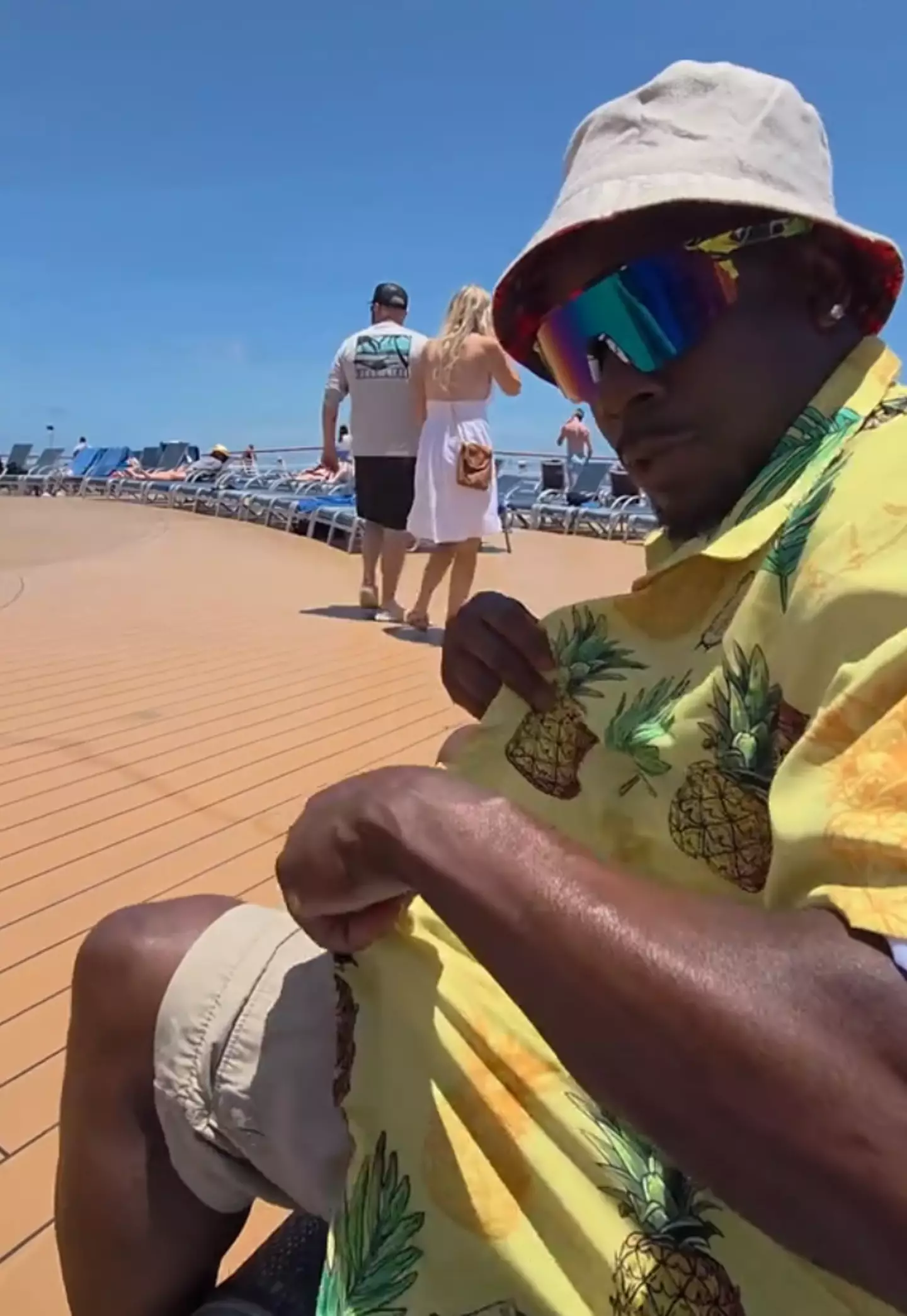 Nothing wrong with wearing a jazzy shirt on a cruise, right? (TikTok/prericky)