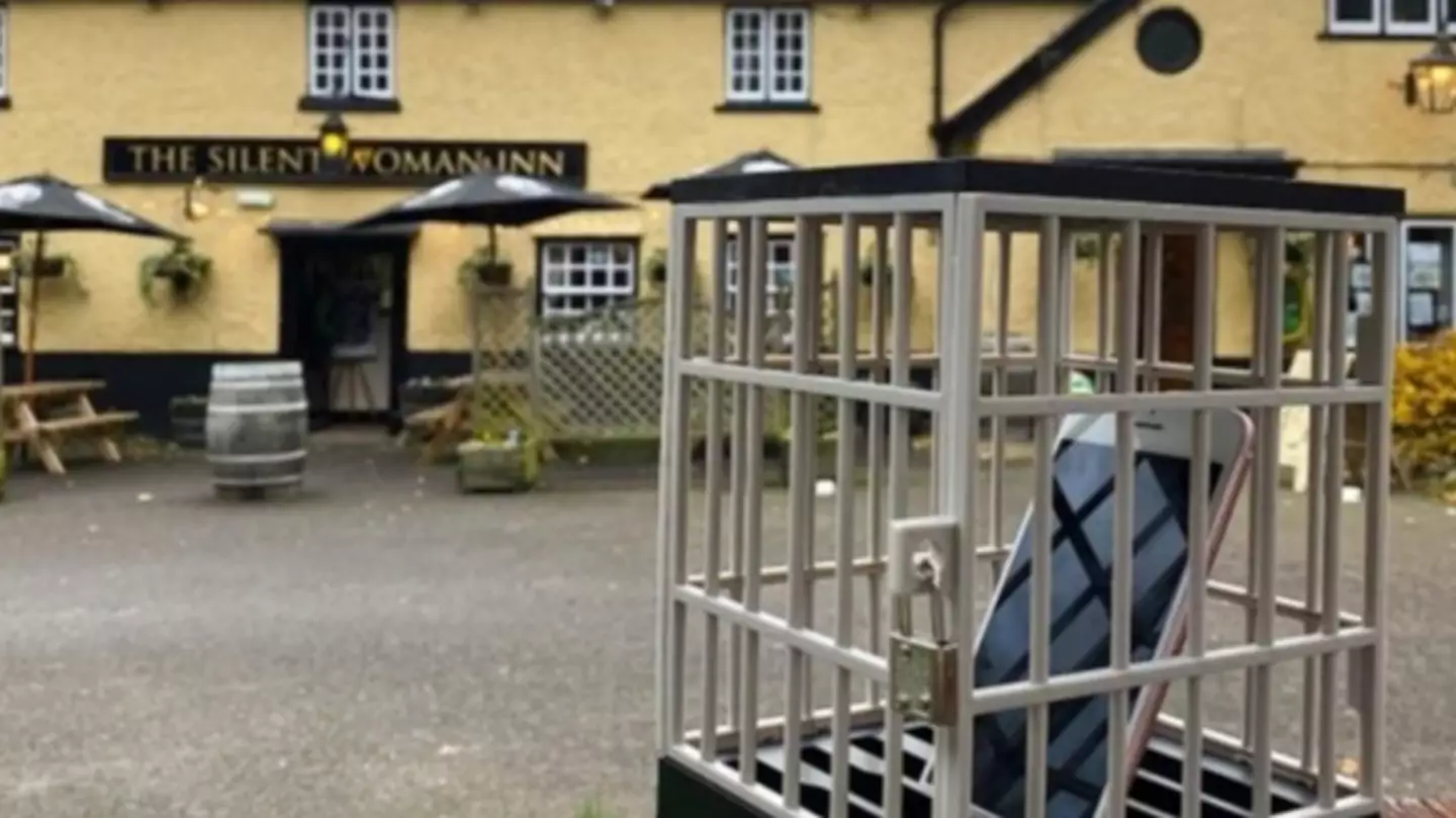 Pub Offers Customers 50 Percent Off Meal If They Lock Phones Away