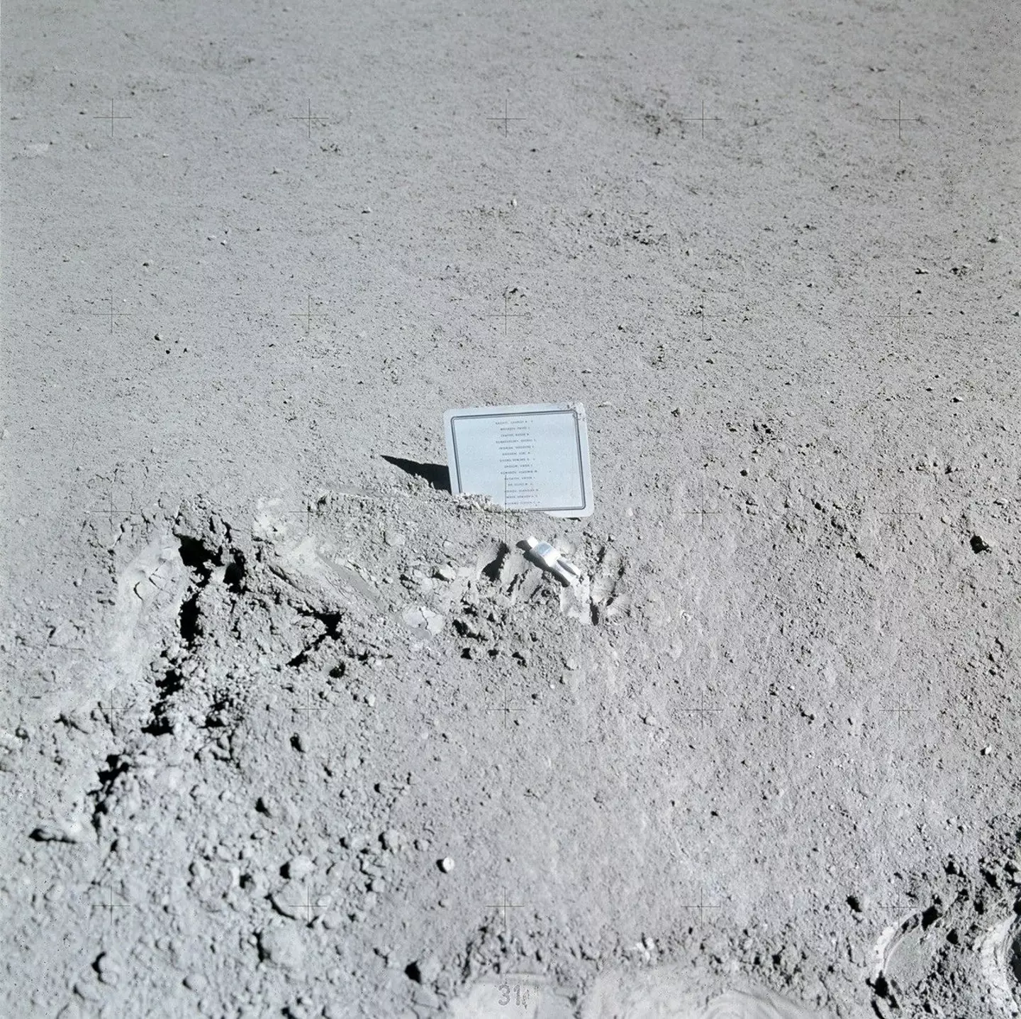The plaque remembers 14 astronauts (NASA)