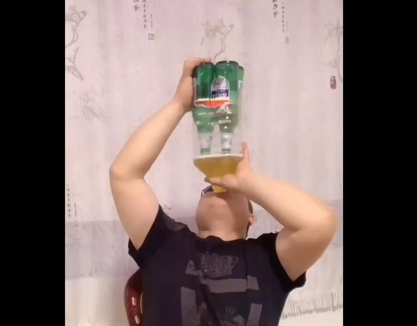 Pangazi's 4-in-1 beer drinking technique. (X/@hebeipangzai)