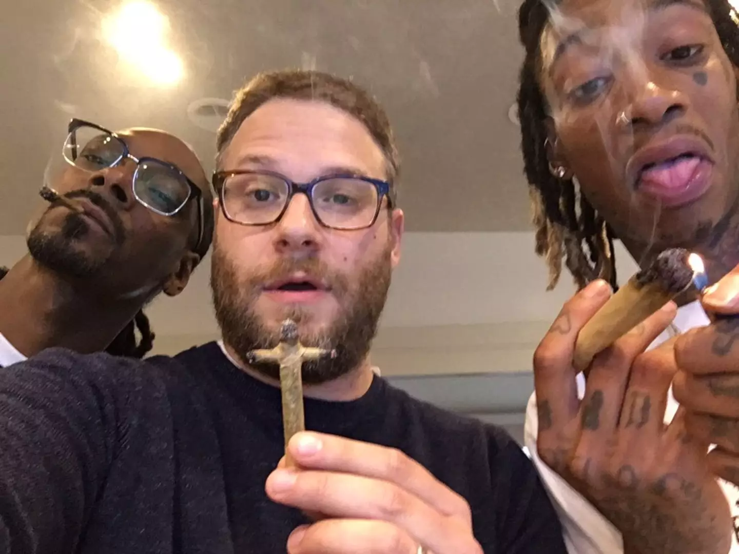 Rogen and Snoop are known to enjoy puffing on cross joints together.