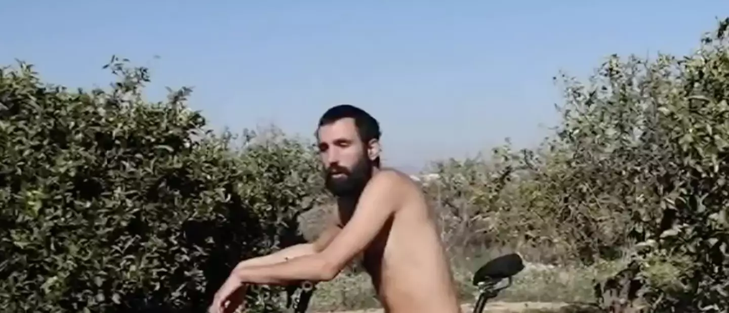 Alejandro also likes a nude cycle, it seems.