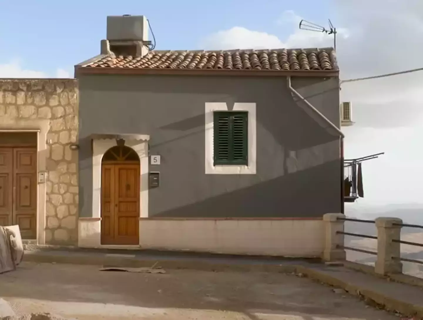 The American couple revealed that the 'deal of a lifetime' isn't exactly what it says on the tin. (YouTube/@InsiderNews)