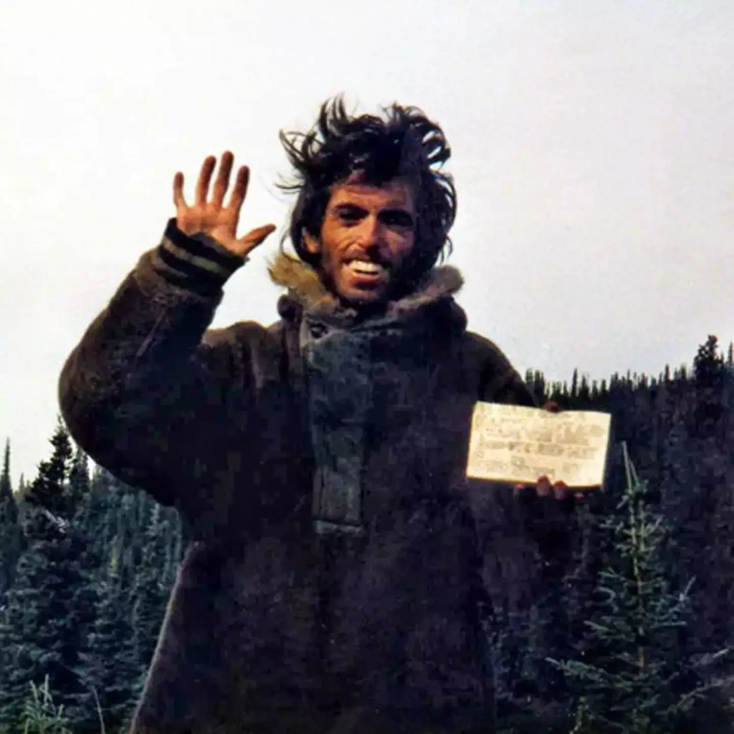 McCandless holding his note. (Reddit/u/frituurgarnituur)