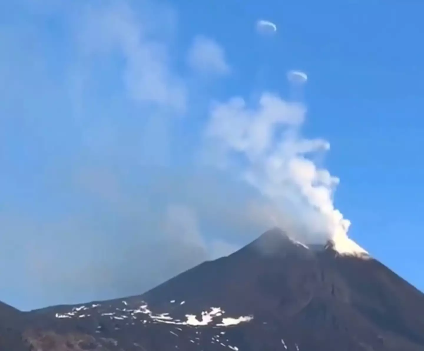 The smoke rings are an uncommon phenomenon.