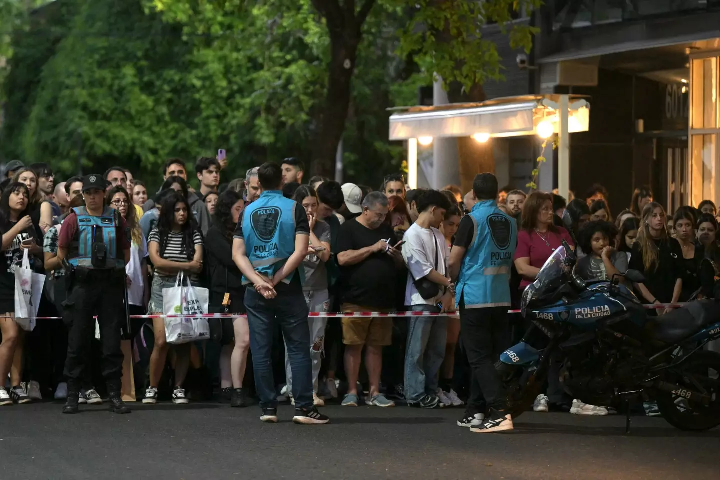 Aficionados reunidos en el exterior del hotel (UAN MABROMATA/AFP vía Getty Images)