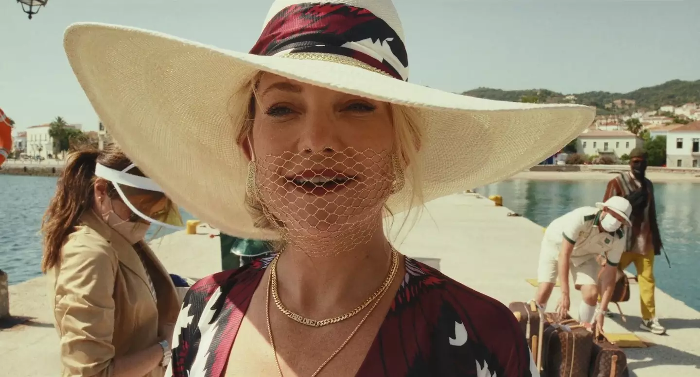 Kate Hudson's character Birdie wearing the Lana Del Rey mask.