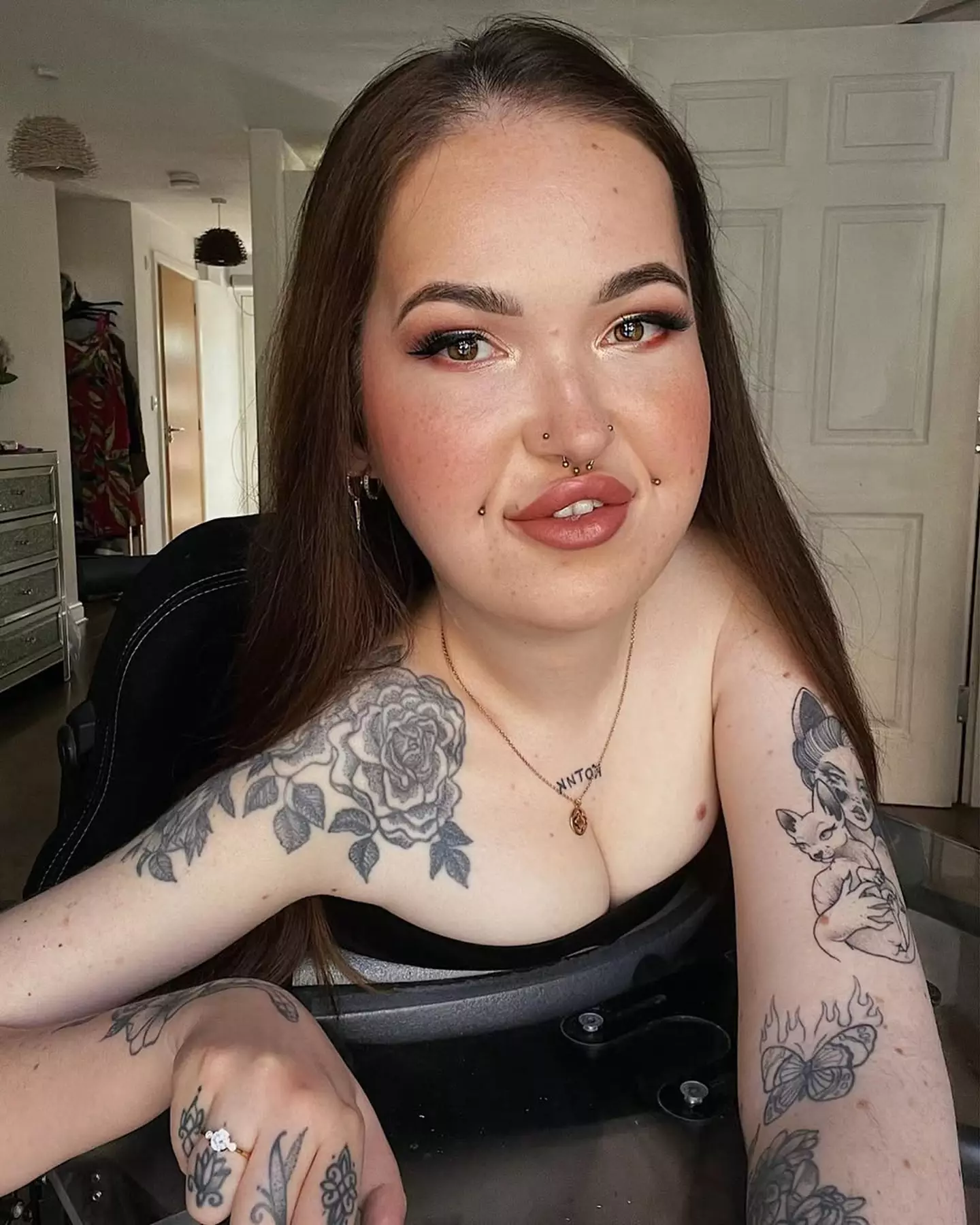 Kartier still lives a fulfilling life and loves going to gigs (@kartierrose/Instagram)