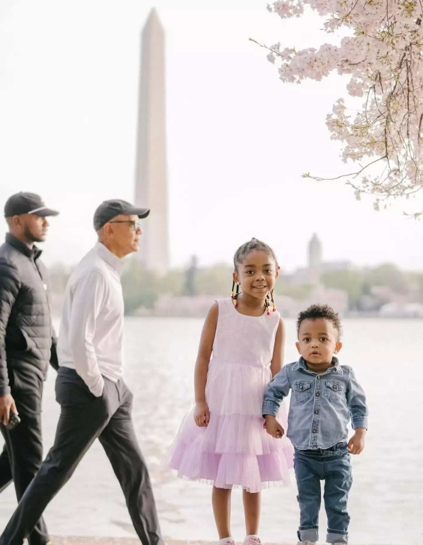 Barack Obama unknowingly photobombed Preston and Belle's adorable picture (Instagram/@briannainellphotography)