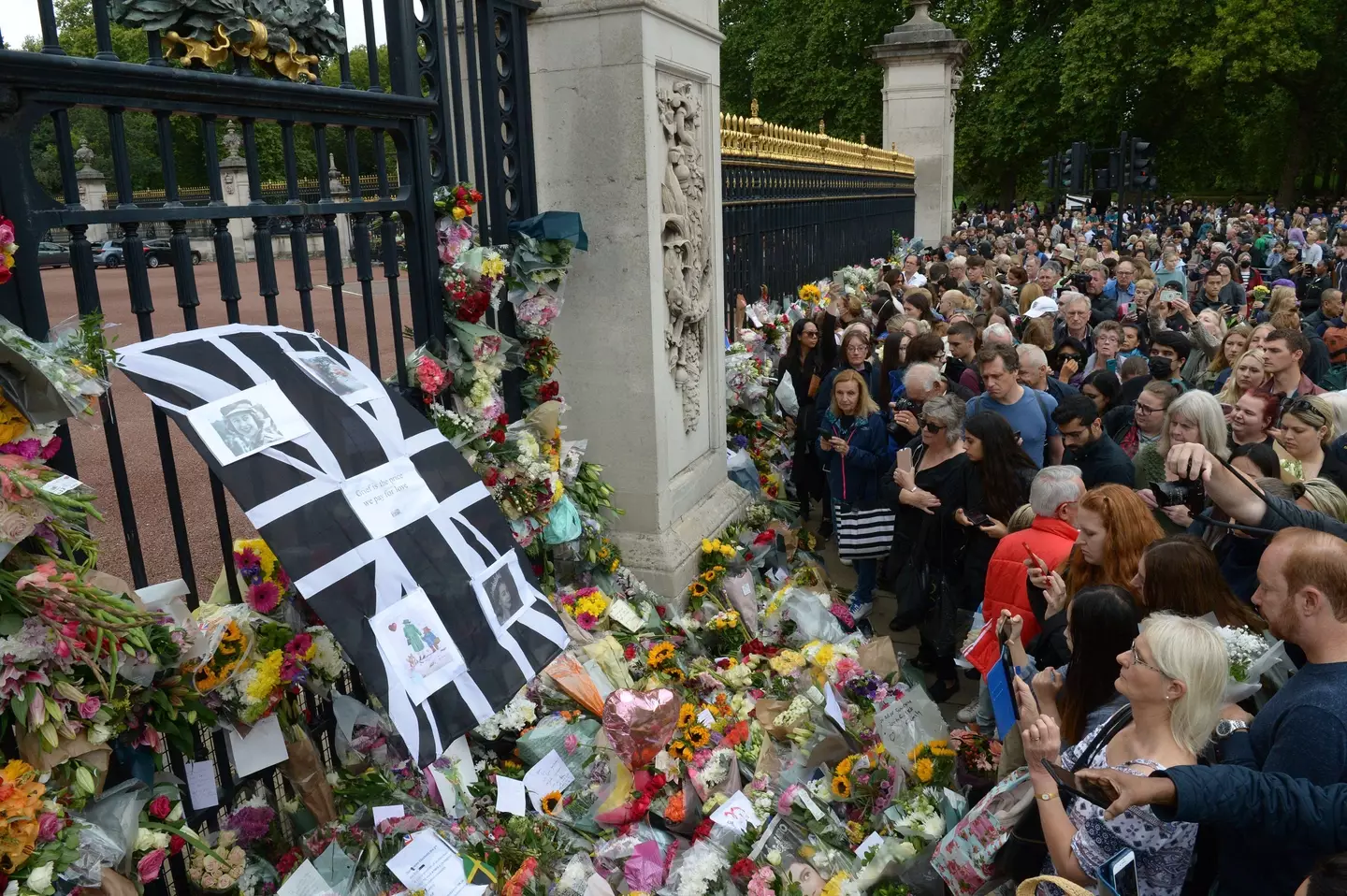 Mourners at Buckingham Palace.
