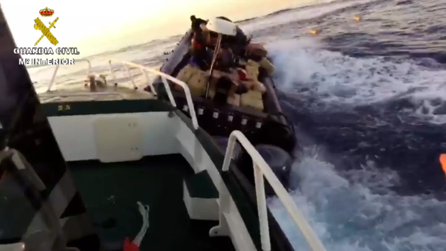 Spanish Police Chase Suspected Drug Dealers Whilst They Dump Cannabis Into The Sea