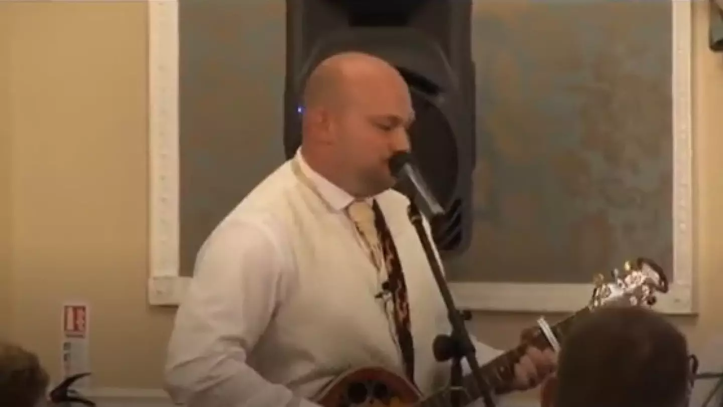 This legendary best man got out the guitar and sang his best man's speech.
