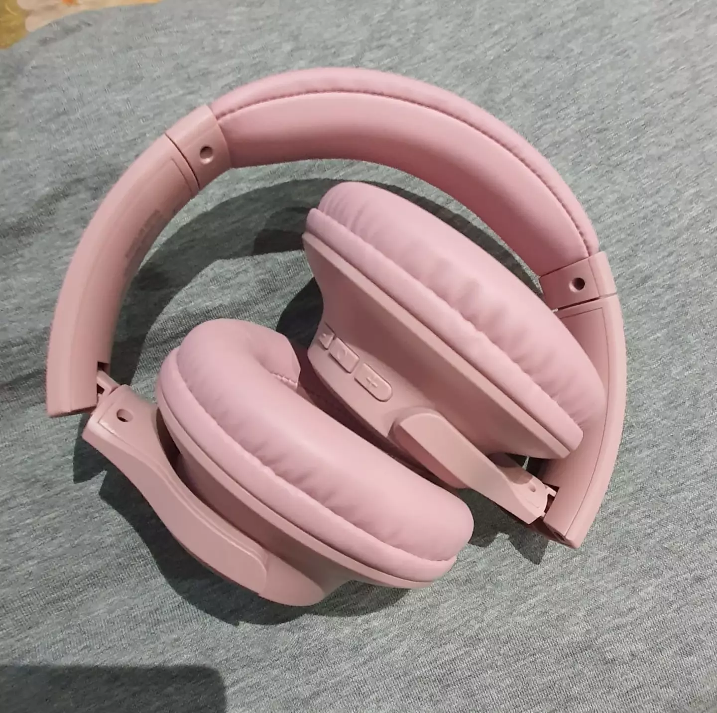 Customers have been raving about a pair of budget headphones (Amazon Customer Reviews)