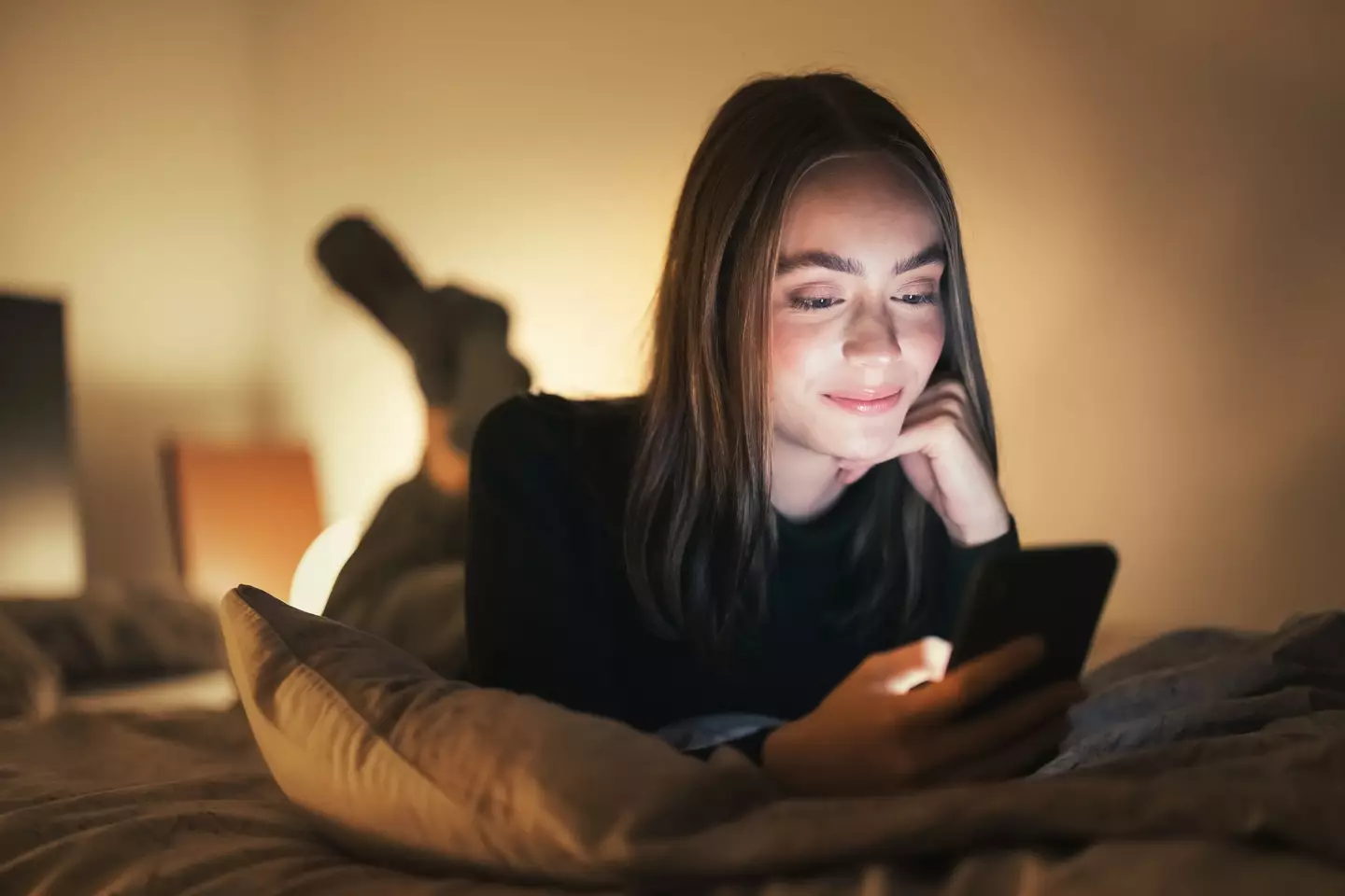 The woman pretended to be on her phone (Getty Stock Photo)