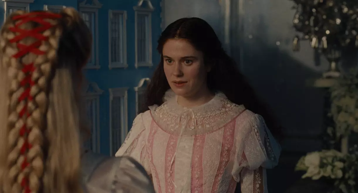 Fennell's Isabella massively varies from the one in the book. (Warner Bros. Pictures)