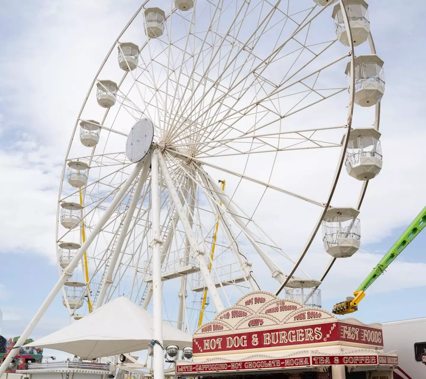The funfair has 400 attractions.