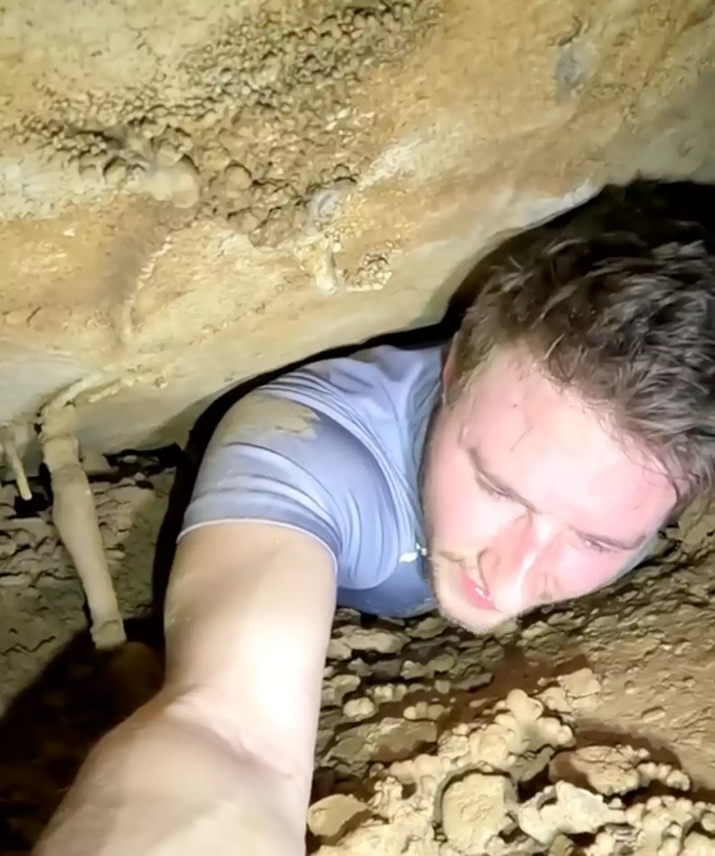 A brave cave diver has left people with ‘goosebumps’ after getting ‘stuck’ in a tiny hole.