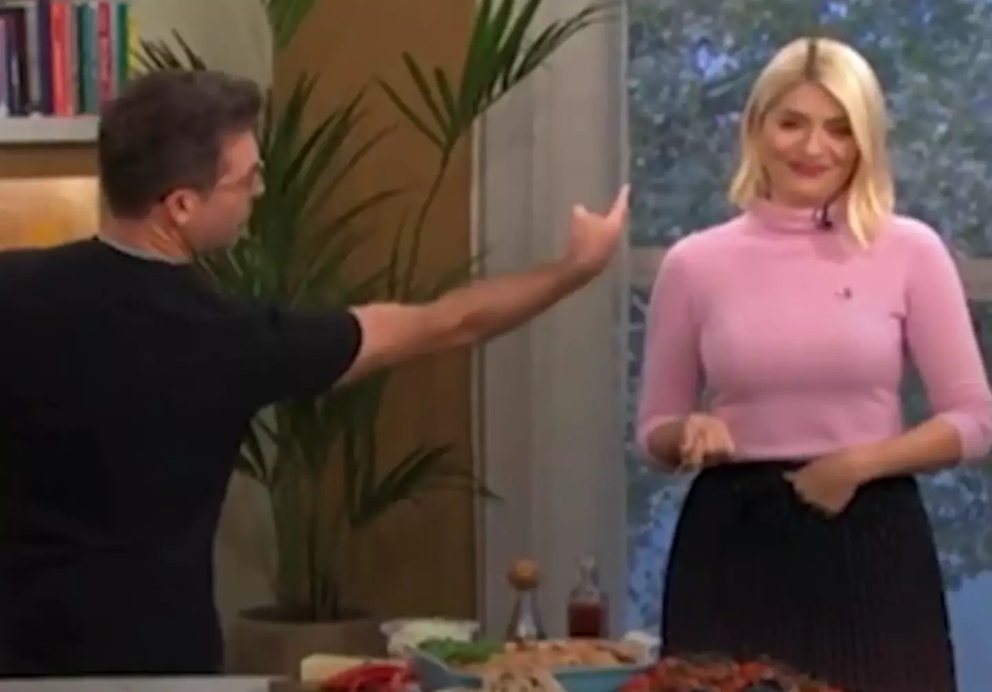 Gino D'Acampo used Holly Willoughby's body as a map in a resurfaced This Morning clip (ITV)
