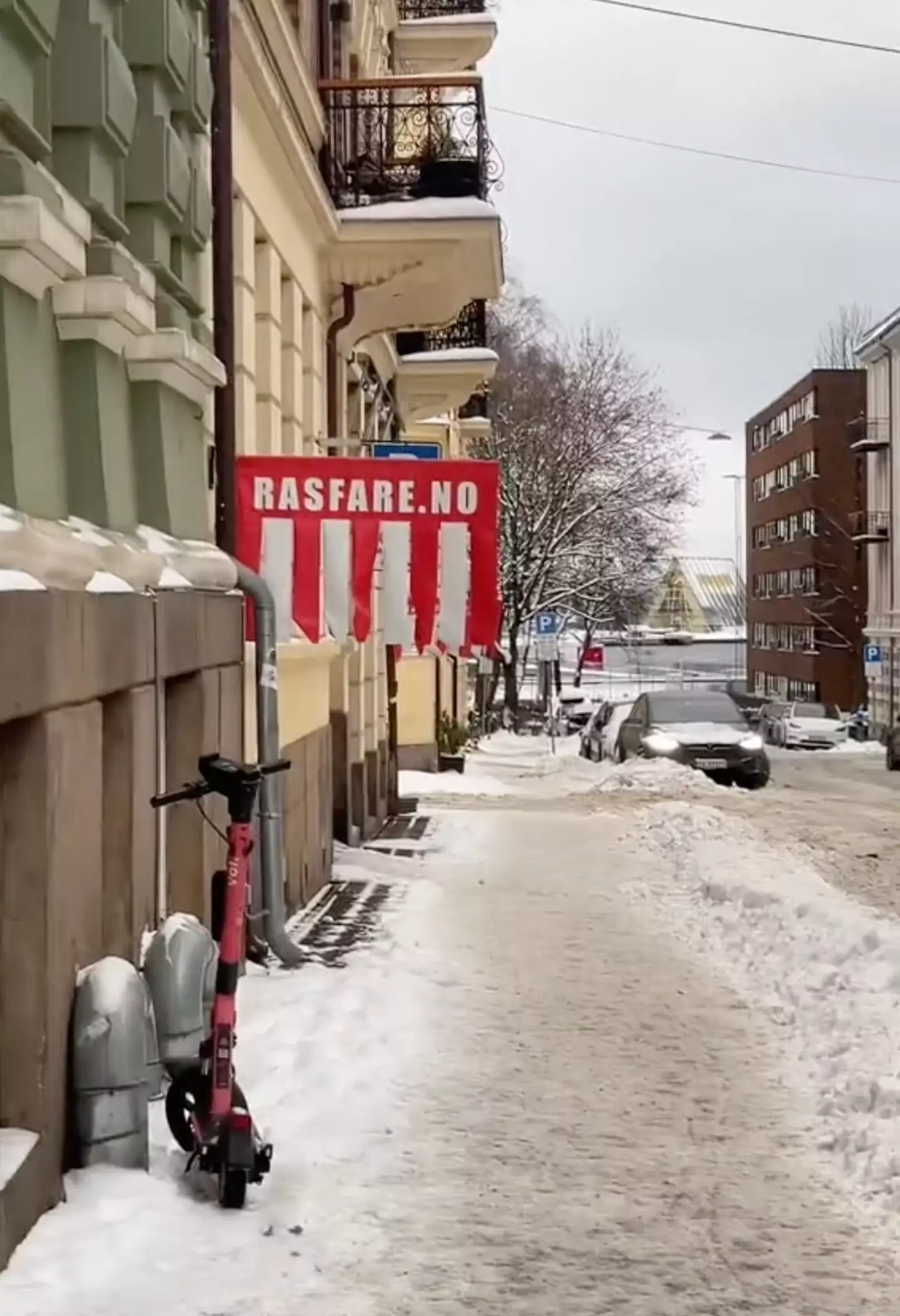 The red warning signs are seen dotted around Oslo in the TikTok clip.