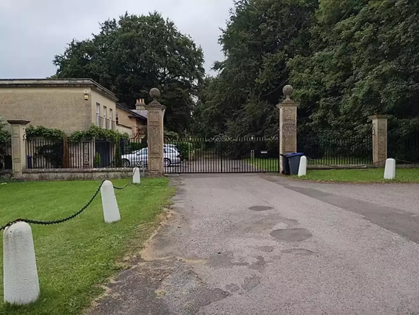 The manor looks abandoned from the outside, despite the surrounding area living on (Wikimedia Commons)