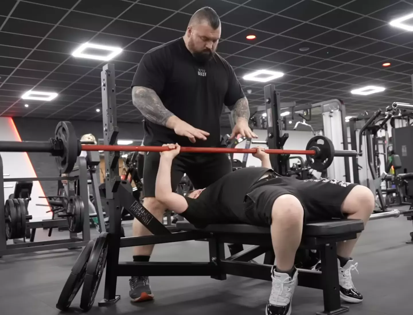 The ten year old then benched 40kg.