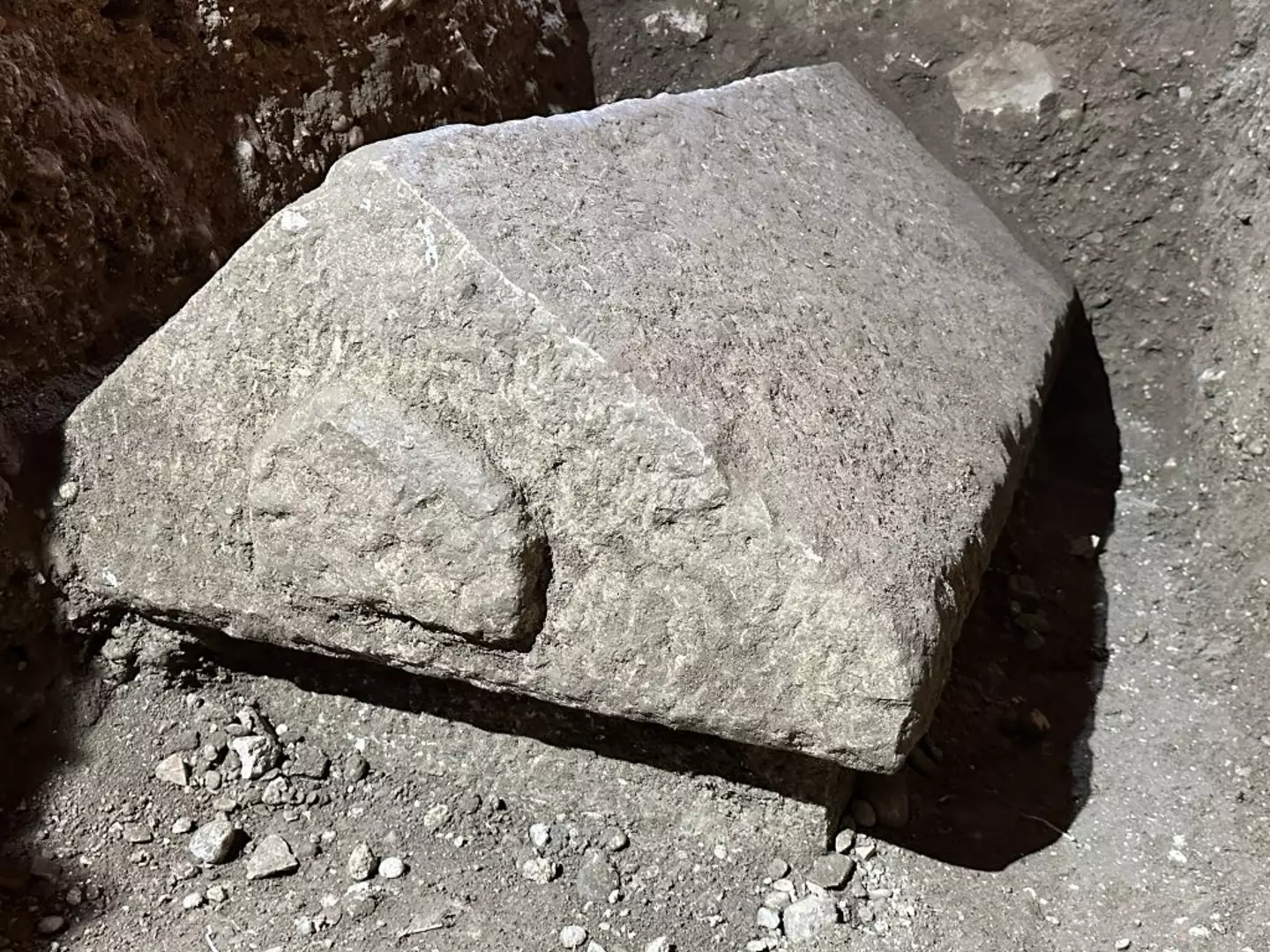 The coffin's lid has been fully unearthed (Zehra Tekeci/Anadolu via Getty Images)