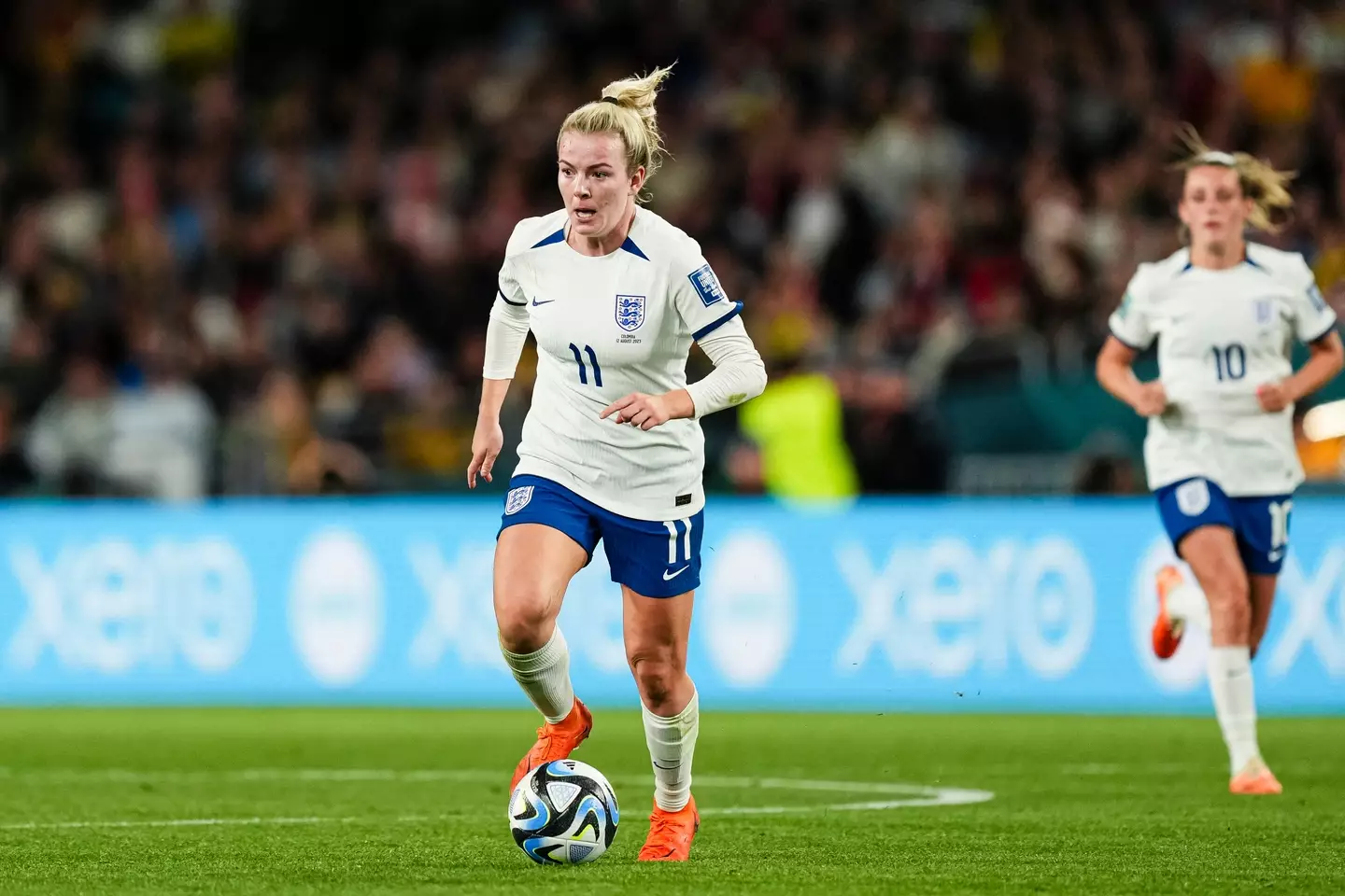 Lauren Hemp in the Lionesses usual white and navy blue combo.