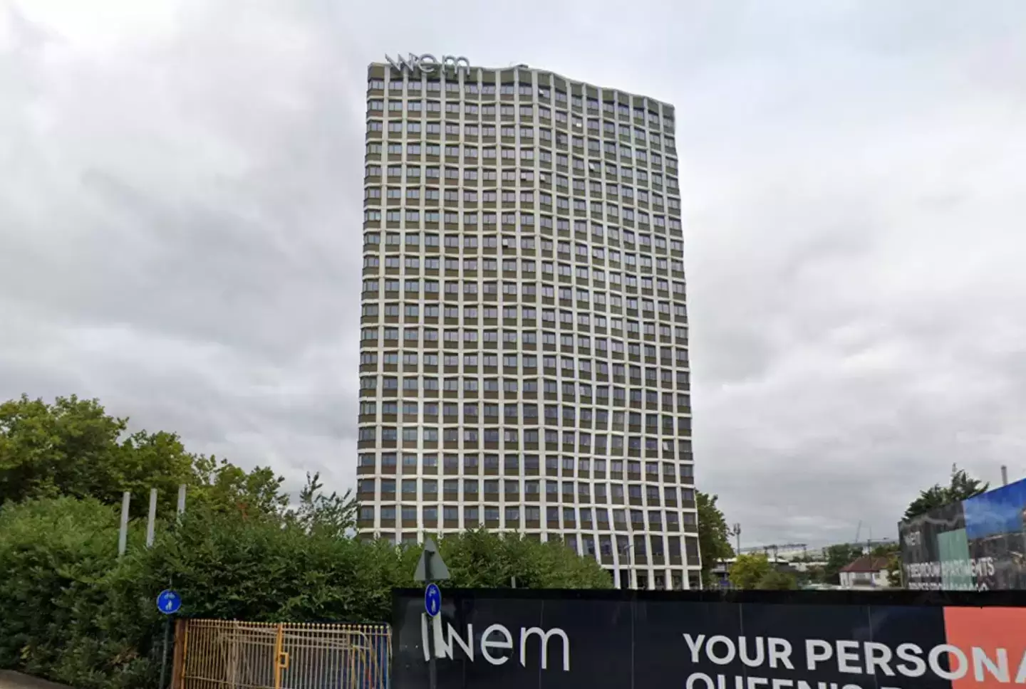 Witnesses reported the woman appearing to be distressed as she made her way up to the 21st floor (Google Maps)