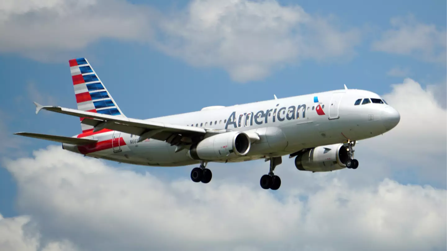Flight forced to divert after passenger peaked at someone else's text and made huge mistake