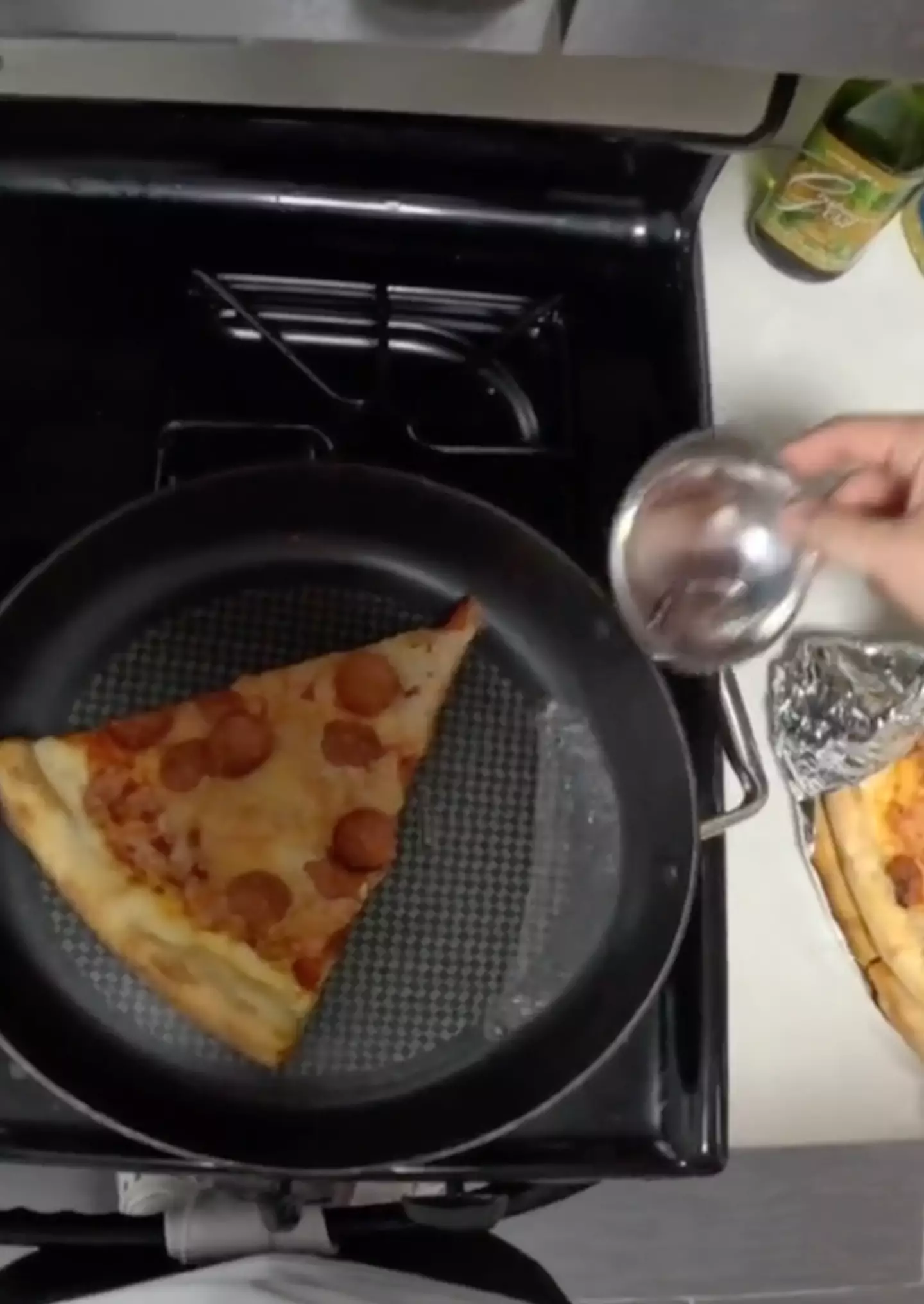 The method involves using a frying pan. (TikTok/@dommelier)