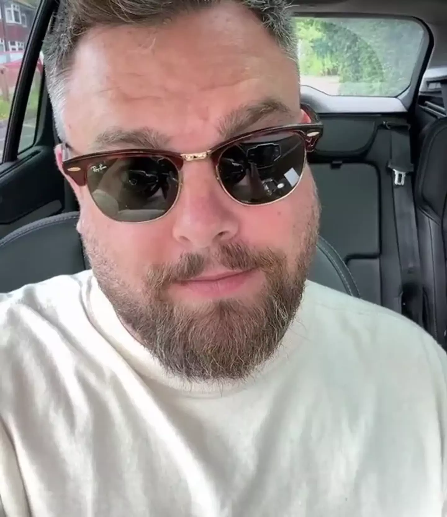 Dan Lawrence wasn't happy with the note. (TikTok/@danlawrence)