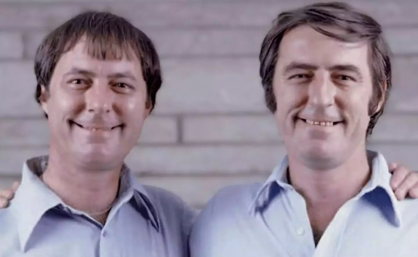 Man explains theory of Epigenetics after man who received heart transplant goes on to live same life and death as donor 2 These twins separated at birth lived near identical lives without knowing it. What gives? (YouTube)