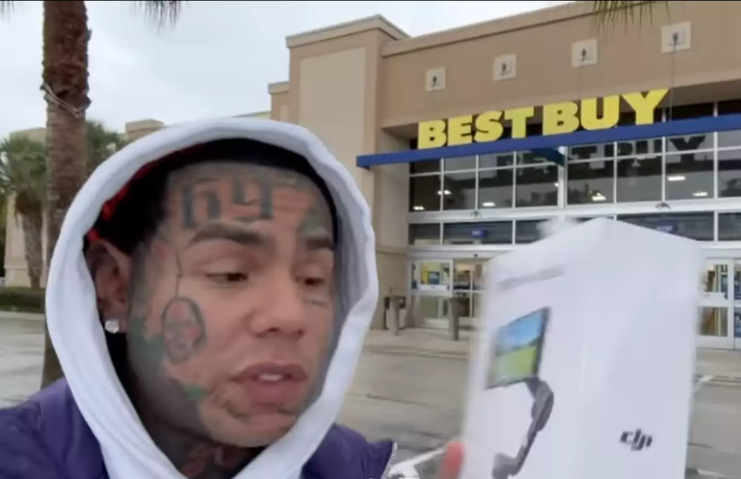 Tekashi recorded the new video by himself.