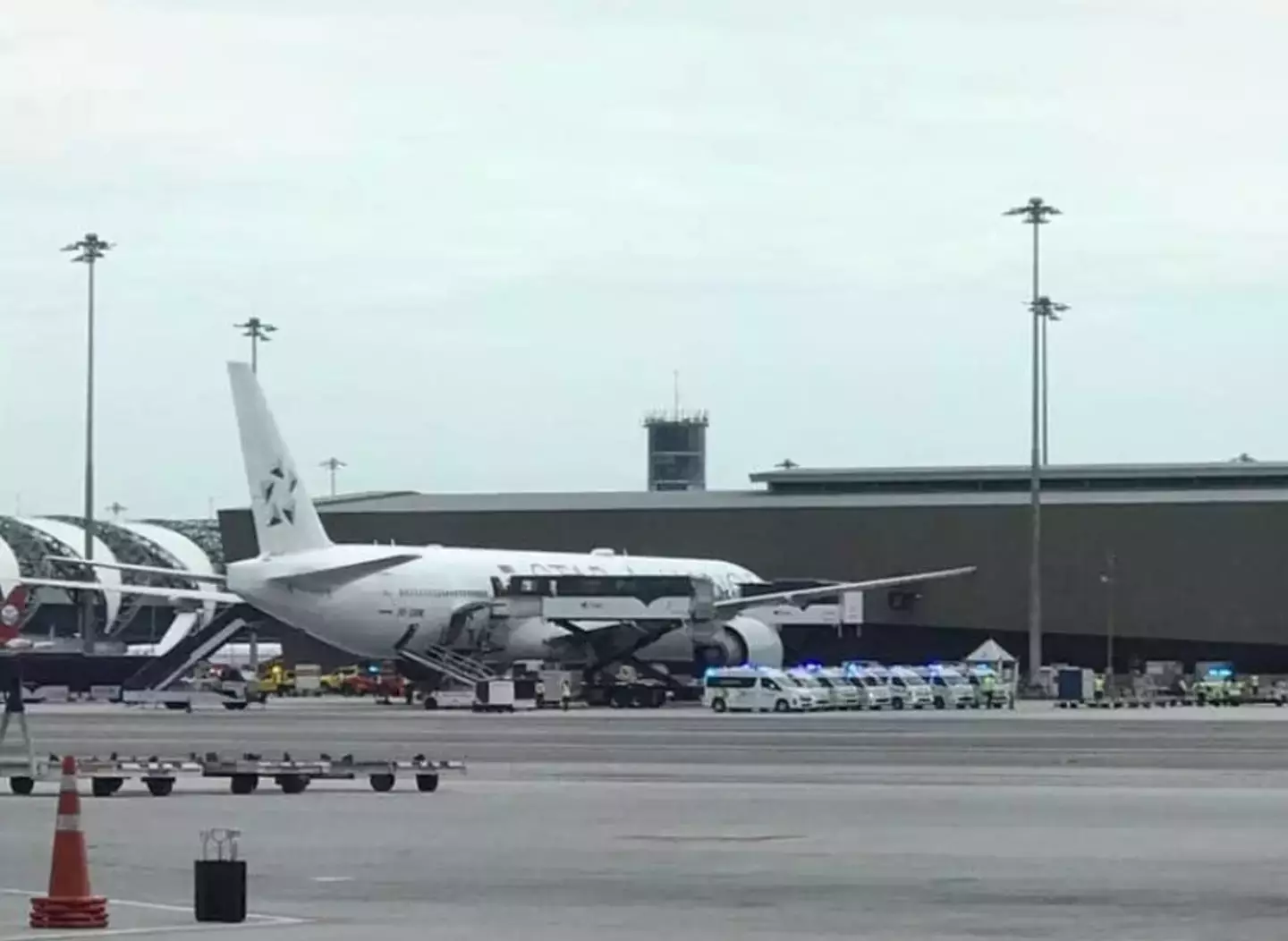 Ambulances drove up to the plane after it made an emergency landing. (X/@tinchok555)