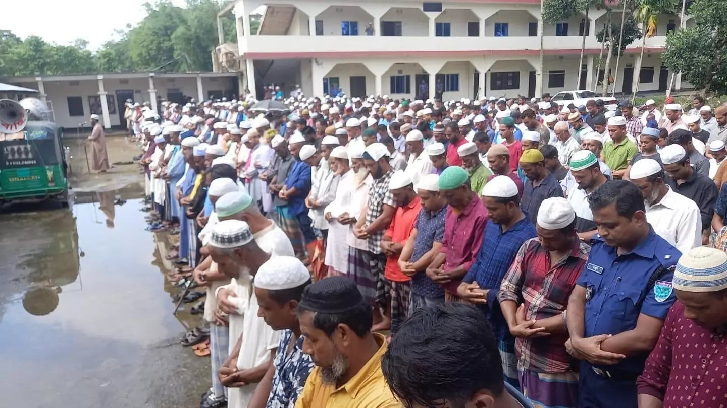 Hundreds came out to pay their respects to Rafiqul Islam and his 16-year-old son Mahiqul.