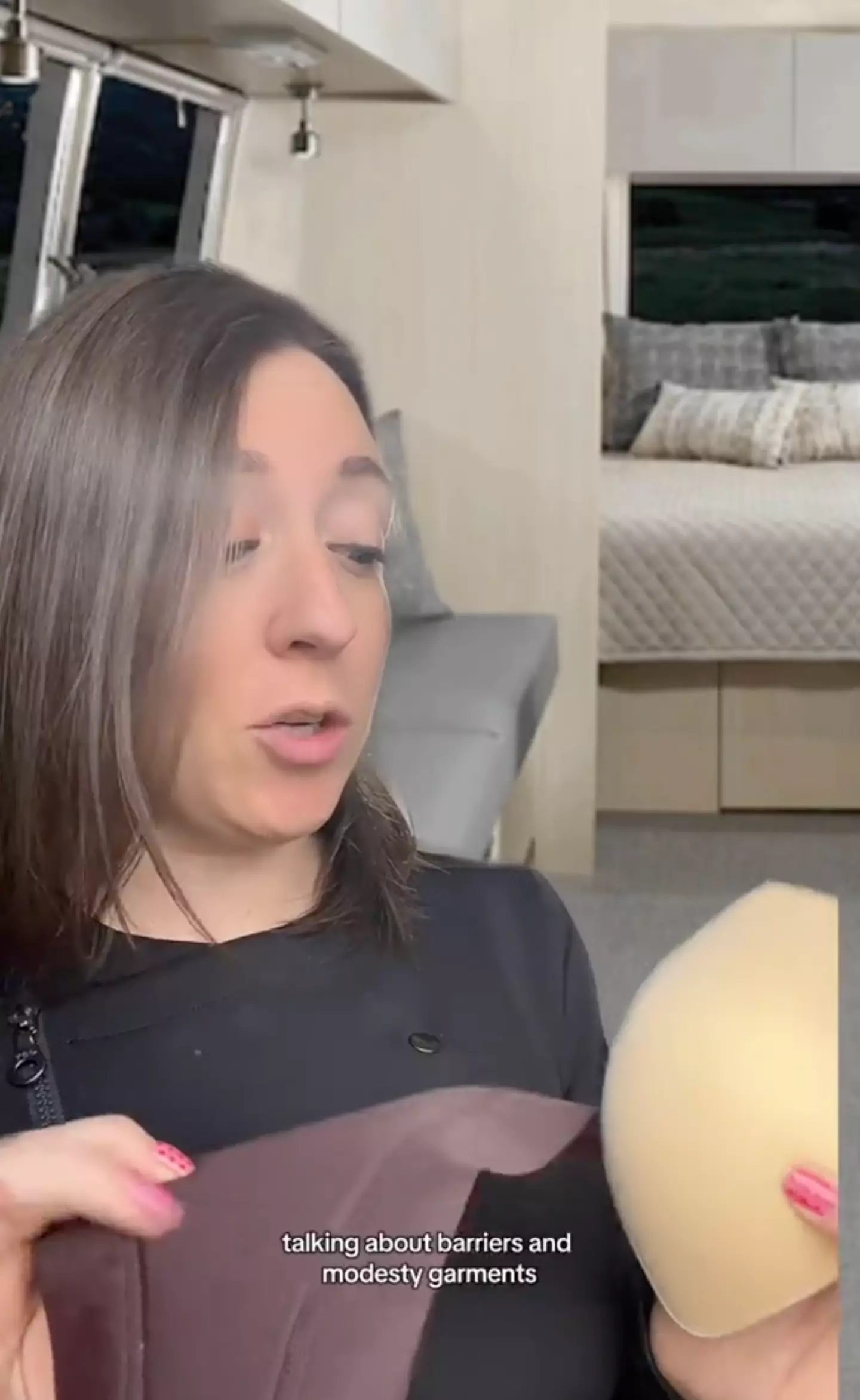 The intimacy coordinator revealed the barriers used in sex scenes (TikTok/intimacycoordinator)