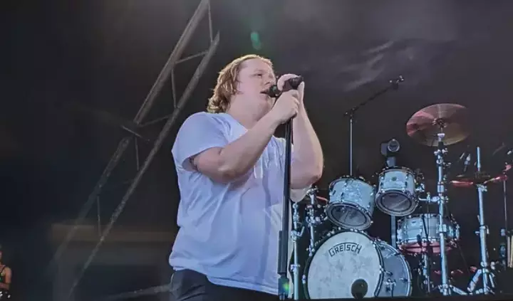 Lewis Capaldi apologised to fans on stage (BBC)