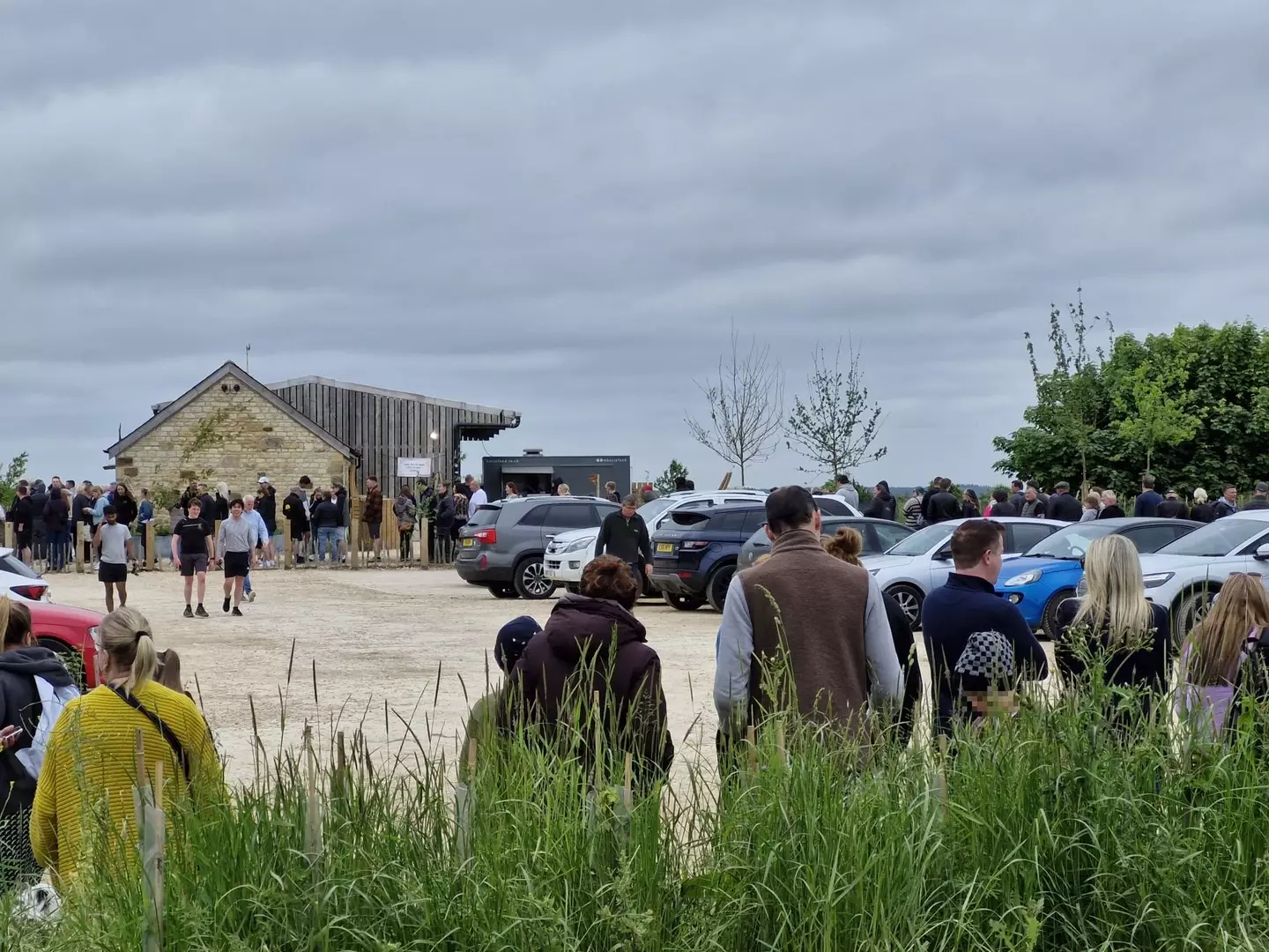 A long wait at Diddly Squat Farm Shop. (LADbible)