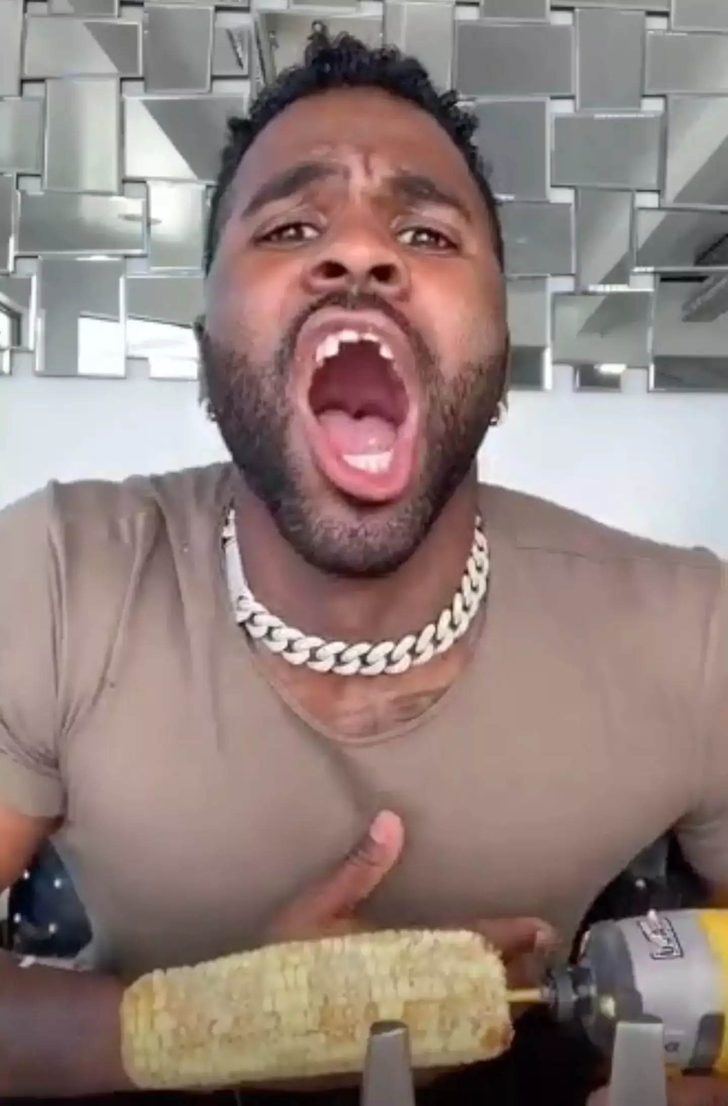 Jason Derulo knocked out his teeth eating corn with drill in bizarre TikTok video 2 The stunt appeared to cost him his two front teeth (TikTok/@jasonderulo)