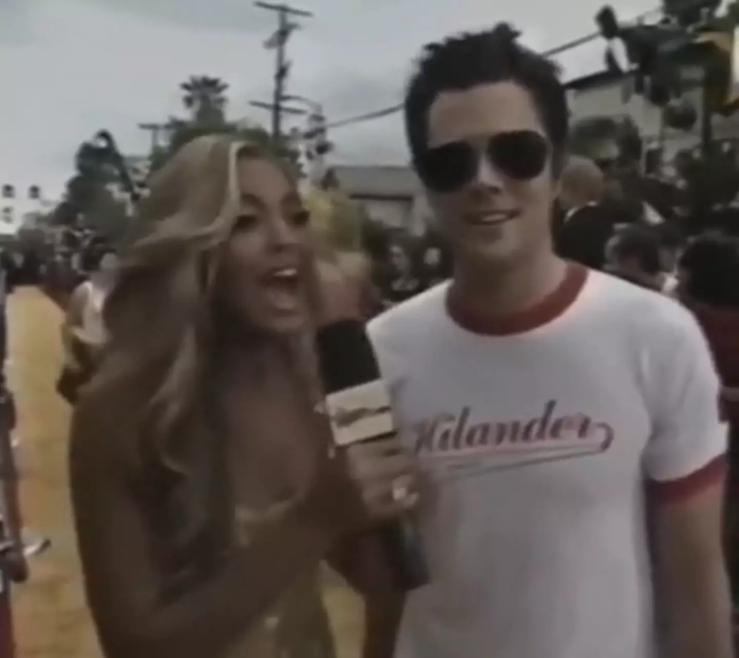A resurfaced clip of Beyoncé interviewing Johnny Knoxville has wowed people with how good she is.