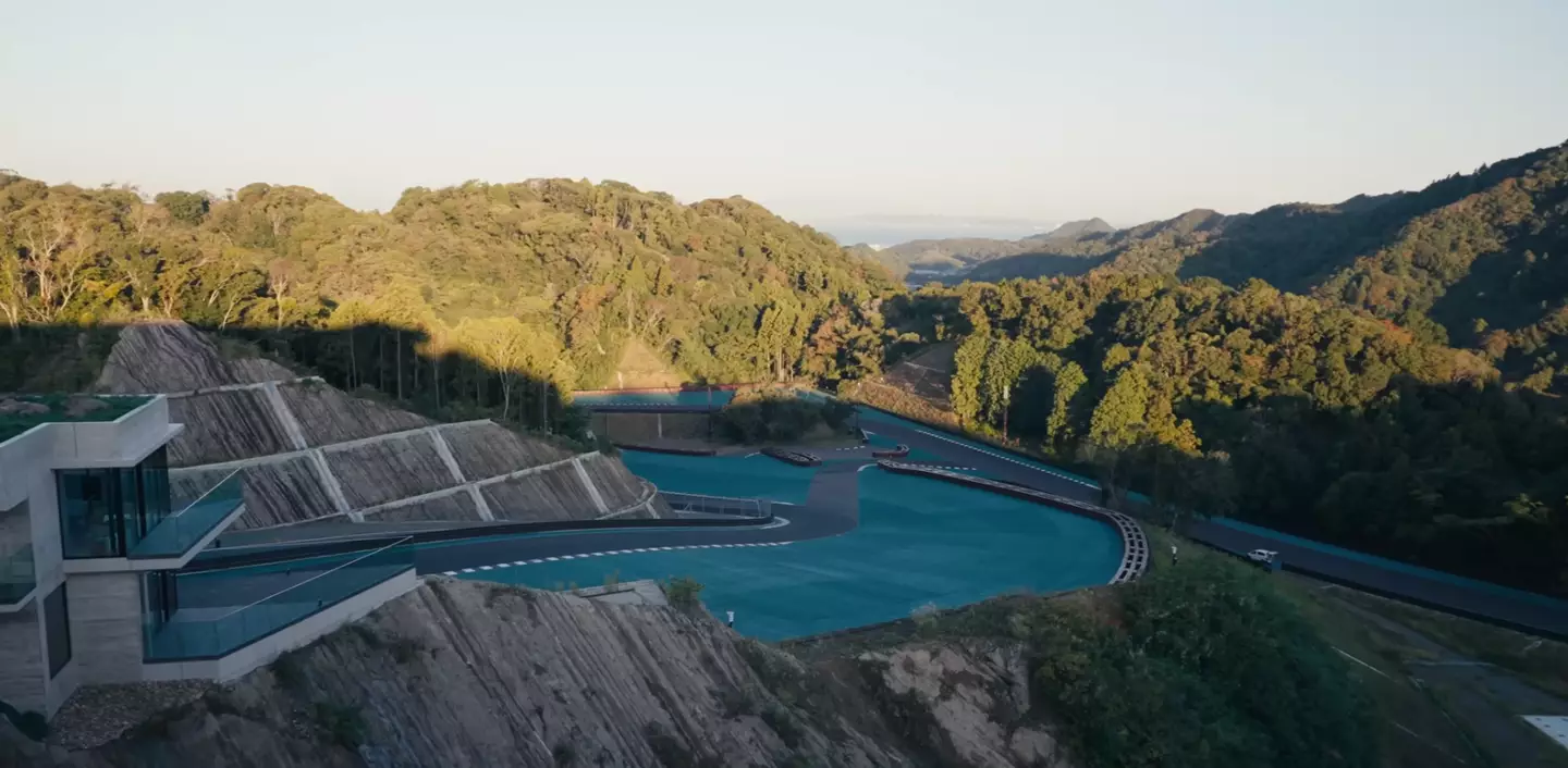 The track overlooks Mt. Fuji and Tokyo Bay.
