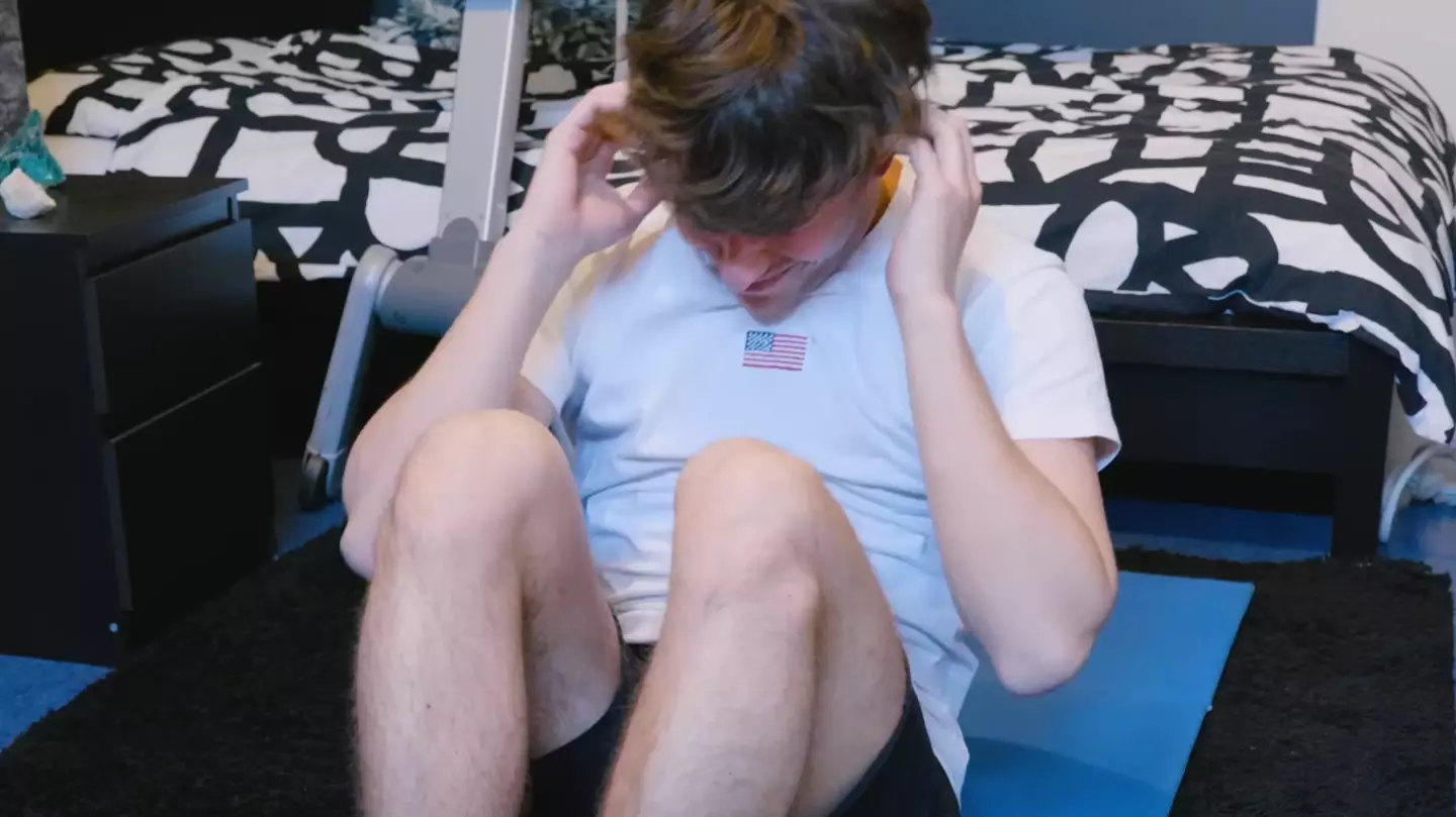 Man did 100 sit-ups per day for one month and shared incredible transformation