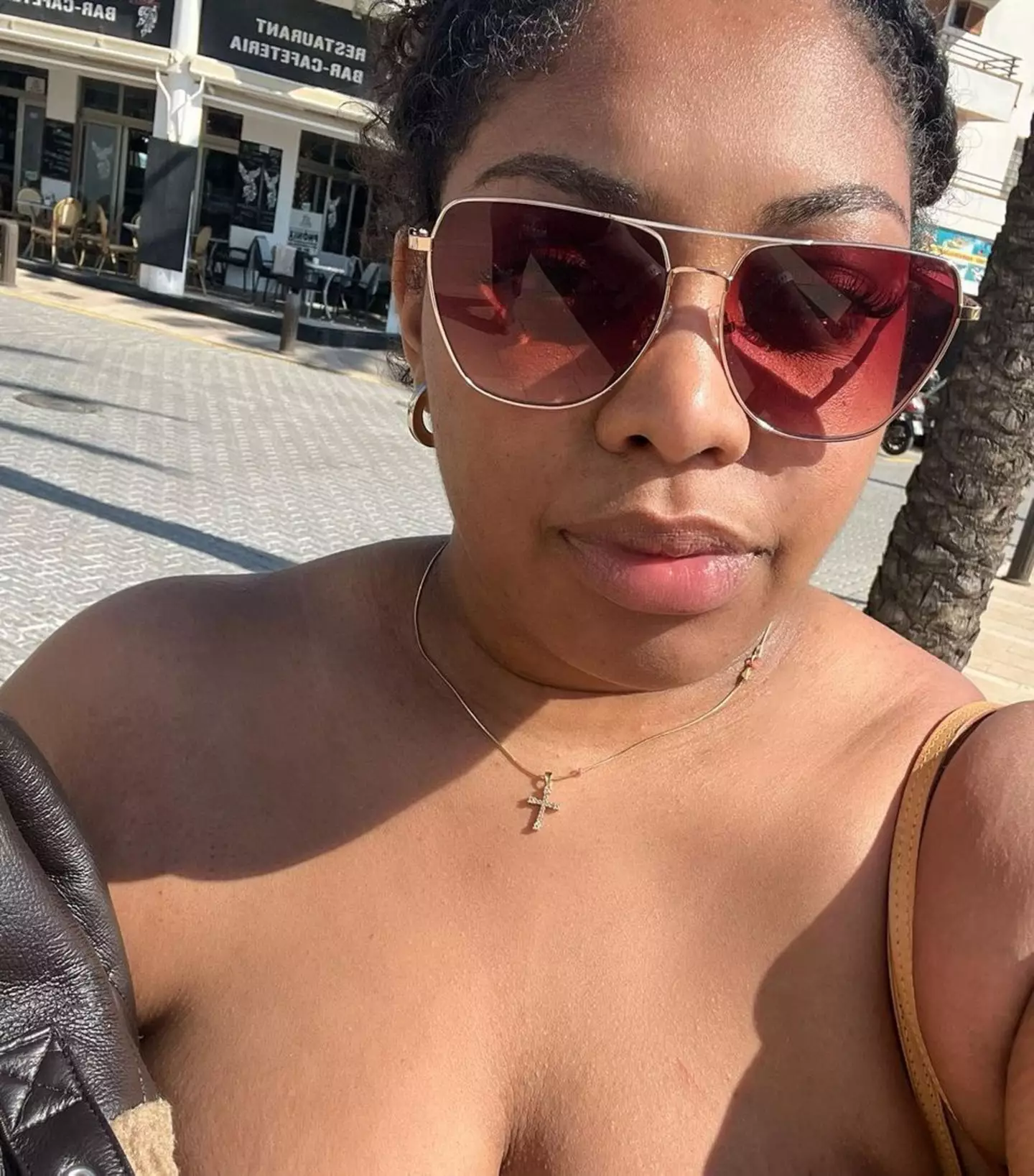 The friends brought just their handbags on the cross-country day trip.