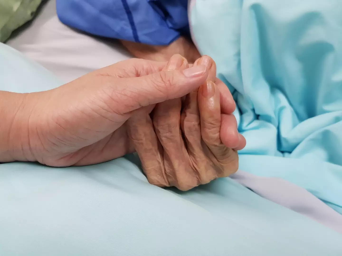The hospice nurse has revealed the chilling thing that happens before someone passes away.