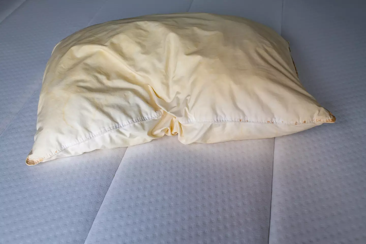 A doctor has issued a warning about yellow pillows (Getty Stock Photo)