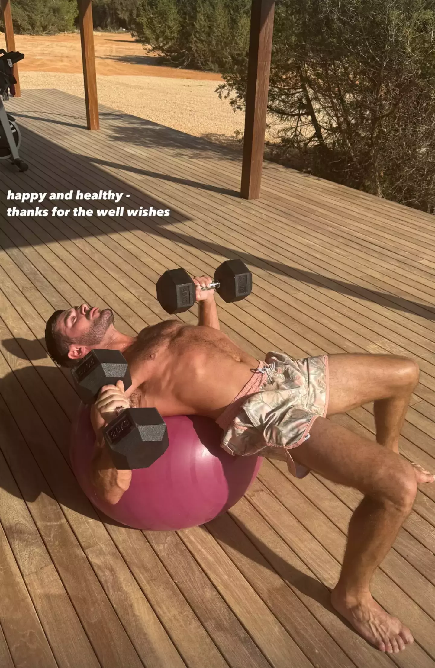 He looks to be doing more than okay. (Instagram/@zacefron)